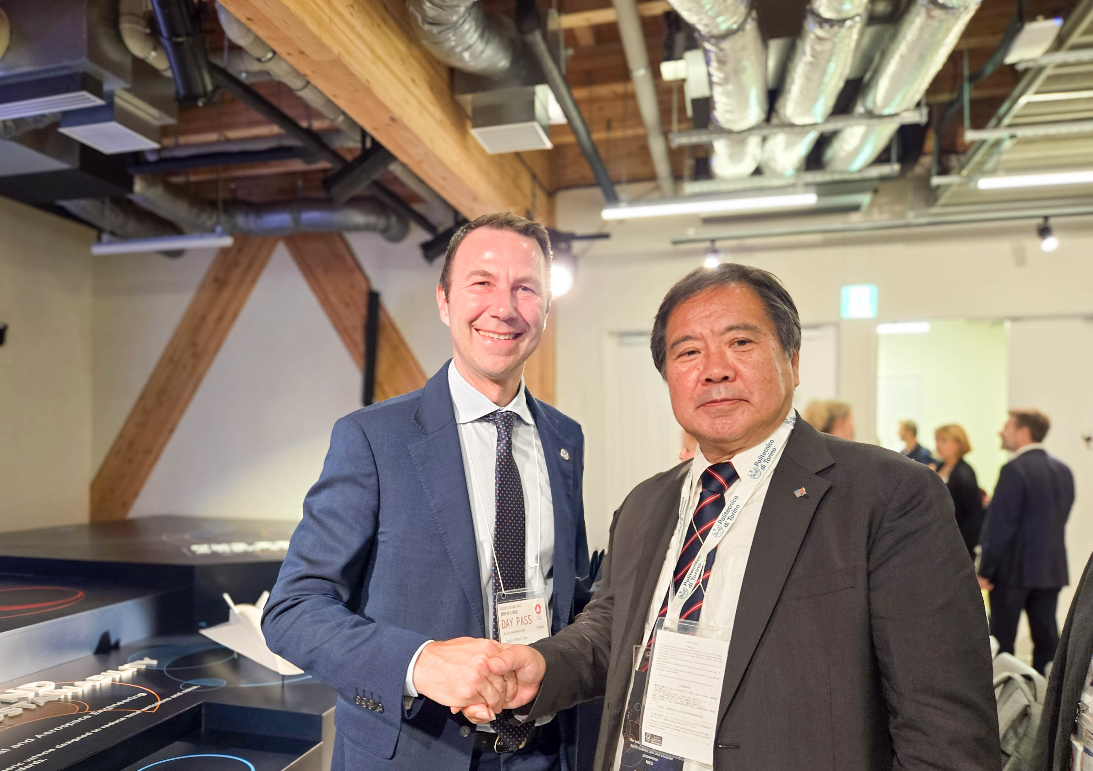 President Professor Kaoru Takara of NIED and Professor Stefano Paolo Corgnati, Rector of Politecnico di Torino greet each other with a handshake.
(Left: Professor Stefano Paolo Corgnati Right:Professor Kaoru Takara)