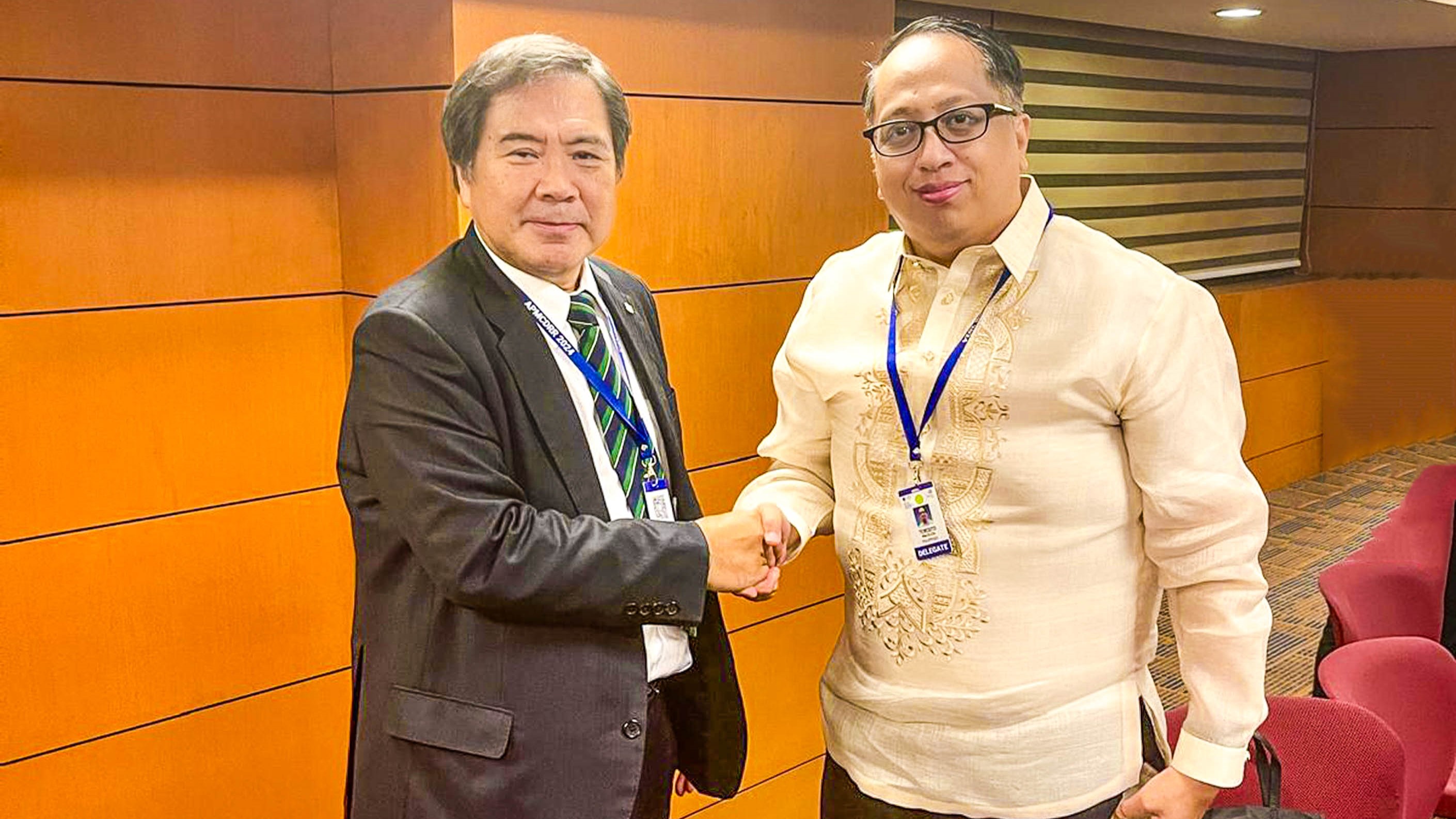 NIED President Dr. Takara with Dr. Teresito C. Bacolcol, the Director of the Philippine Institute of Volcanology and Seismology (PHIVOLCS-DOST)