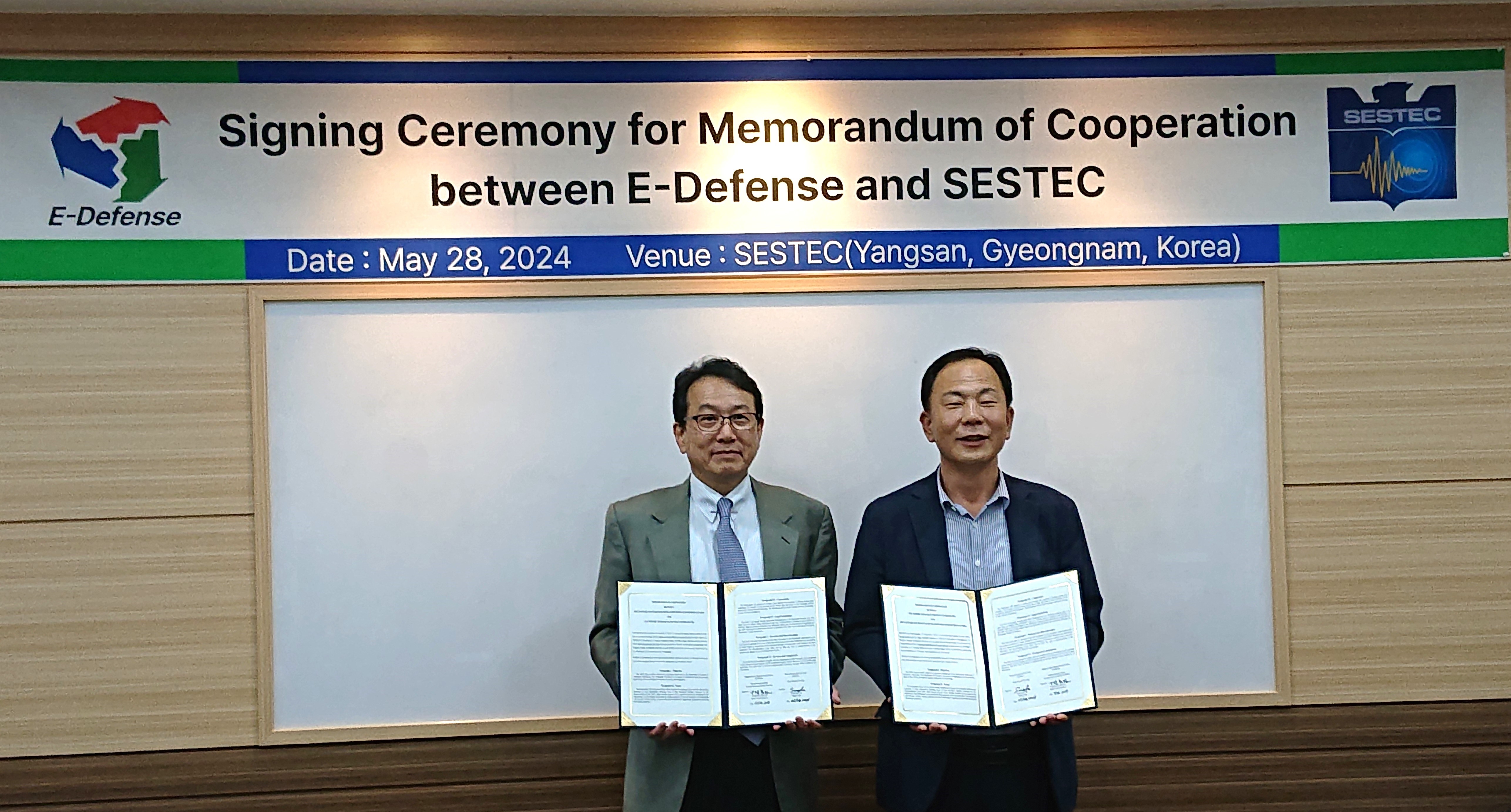 MOC signed by Professor Sang-Ho Lee, Director of SESTEC and Professor Nakano, Director-General of Earthquake Disaster Mitigation Research Division