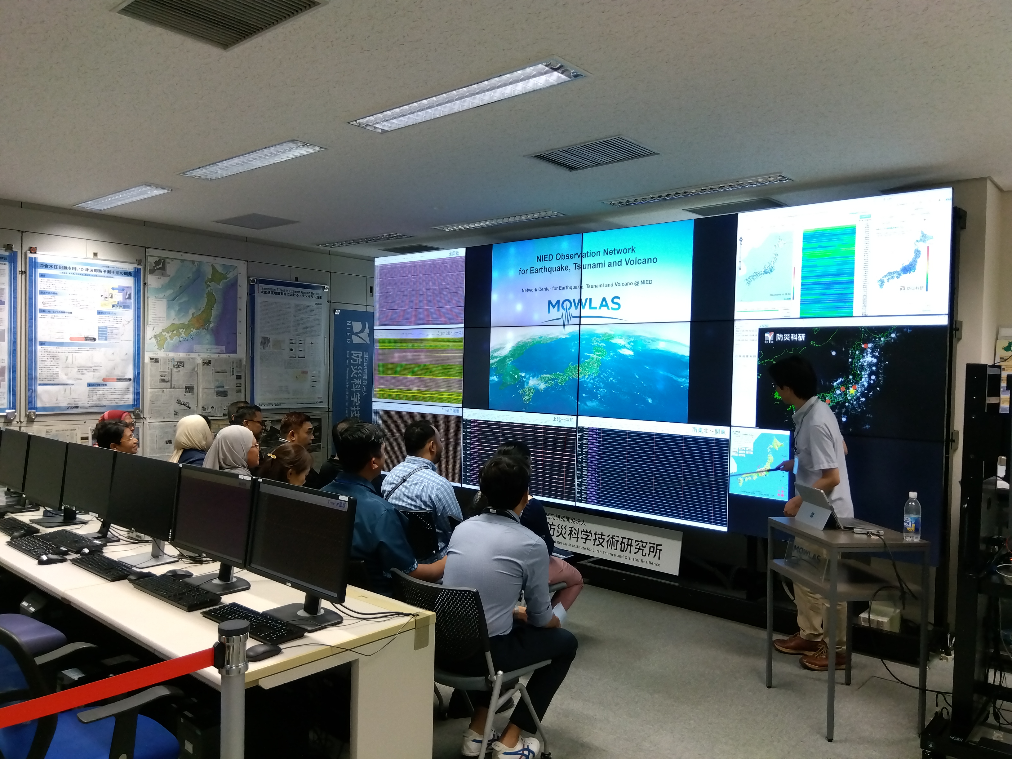 Dr. MATSUZAWA explains about NIED's land and sea observation network for earthquakes and tsunamis.