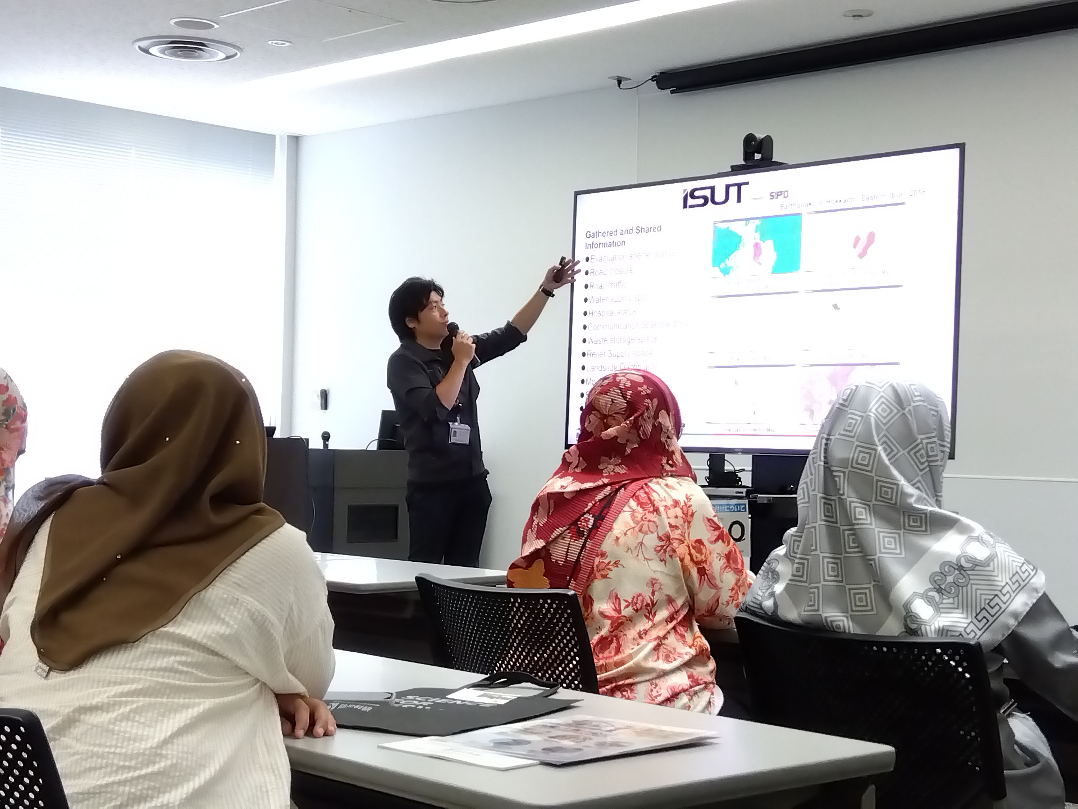 Mr. YUSA lectures on NIED's disaster information management in emergency response