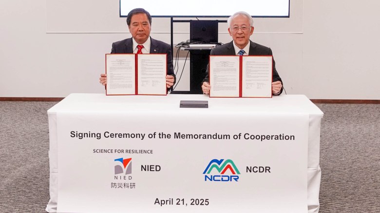 Signing Ceremony (Left: Dr. TAKARA Kaoru, President of NIED; Right: Prof. Hongey Chen, Director of NCDR)