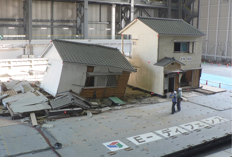 Past experiment that conducted at E-Defense.