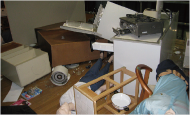 Photo taken when recreating damage to living rooms and offices to reduce damage caused by falling furniture and fixtures.